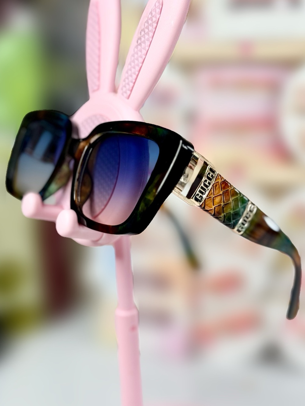 Fashion Tortoise Frame Sunglasses with Gradient Blue Lenses